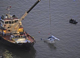 The Bell 206 tourist helicopter, which was not equipped with floats, was pulled from the East River hours after the crash