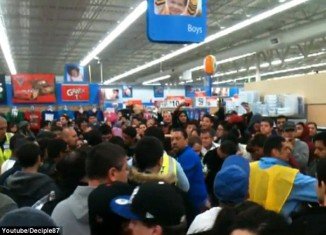 Dozens of Black Friday bargains hunters from a Wal-Mart store in Porter Ranch, Los Angeles were last night drenched in pepper spray when a woman looking for Xbox 360 console deals turned ugly