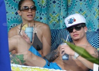 Jennifer Lopez celebrated Thanksgiving on the island of Kauai, Hawaii, with her twins, other family members and her boyfriend Casper Smart
