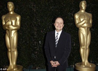 Oscar icon, Billy Crystal is replacing Eddie Murphy as 2012 Academy Awards host