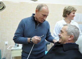 Russian Prime Minister Vladimir Putin took a picture pretending to give Yevgeny Savchenko, Governor of Belgorod, an oral hygiene check at a dentistry center during a campaign visit