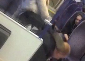 Lisa Alyounes, a 4ft 9in woman was caught on video pummeling her “cheating” boyfriend on a train