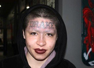 One fan has gone the extra mile to show rapper Drake how much he means to her - by getting the hip hop star’s name tattooed across her forehead