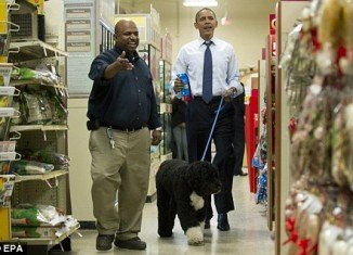 President Barack Obama took Bo on a shopping trip to PetSmart on Wednesday