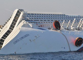Divers searching the wreck of Costa Concordia cruise ship have found the body of a woman, bringing the death toll to 17