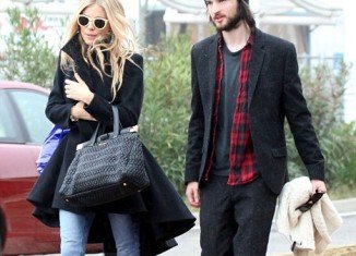 Sienna Miller who has been dating actor Tom Sturridge for just over a year, is believed to be pregnant and has broken the news to friends and family just before Christmas