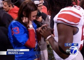 During the on-field celebrations right after New York Giants won the Super Bowl against the New England Patriots, linebacker Greg Jones got down on bended knee and proposed to his girlfriend Amanda Piechowski