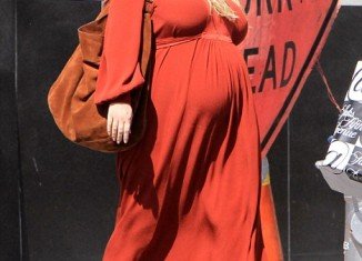 Jessica Simpson stepped out in Beverly Hills with a pair of very high heels and showed no signs of slowing down despite preparing for the birth of her first child