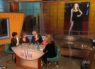 As the picture was flashed up on a screen behind him, Dr. Drew warned that women should not regard the actress as an ideal of beauty on account of her remarkably skinny figure