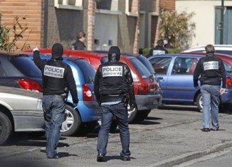 French police have arrested 19 suspected Islamists and seized weapons in a series of dawn raids