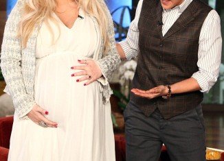 Jessica Simpson looks like she's ready to drop, but she says she still has a few weeks to go until she gives birth