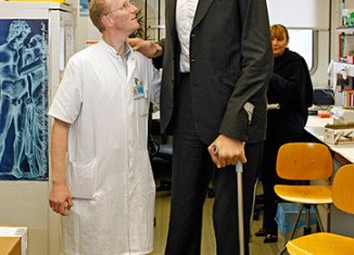 Sultan Kosen, the world's tallest man, may have finally stopped growing at a towering 8ft 3ins (251.4 cm) thanks to a pioneering new treatment