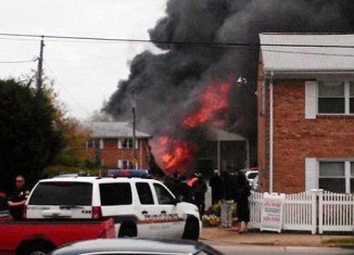 A US Navy F-18 fighter jet has crashed into an apartment complex in the suburbs of Virginia Beach