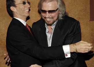Barry Gibb sang to Robin by his bedside and a source close to the family said this prompted “flickers of life”