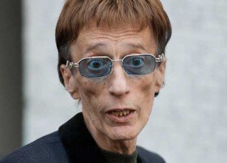 Bee Gees star Robin Gibb is still in coma after suffering from pneumonia
