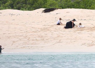 Last weekend, the newly engaged Angelina Jolie and Brad Pitt and their brood enjoyed a day on Galapagos Islands beach