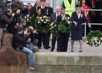 Relatives of victims of the Titanic threw roses off the Southampton dockside in a moving 100th anniversary memorial service
