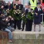 Relatives of Titanic victims throw roses off Southampton dockside
