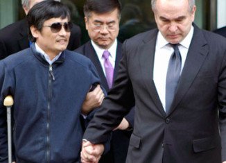 Chinese activist Chen Guangcheng says he has been unable to meet US officials to discuss his desire to leave the country