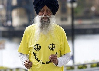 Fauja Singh, the world's oldest marathon runner, is set to join more than 27,000 people taking part in the 10th Edinburgh Marathon Festival