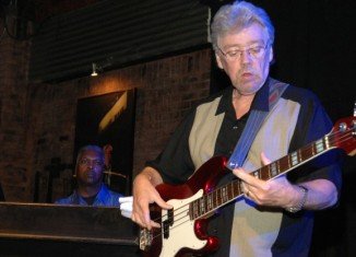 Guitarist Donald "Duck" Dunn, who played with Booker T and the MGs, has died in Tokyo aged 70