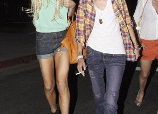 Lindsay Lohan reportedly cosied up to Samantha Ronson in a club in New York on Tuesday evening