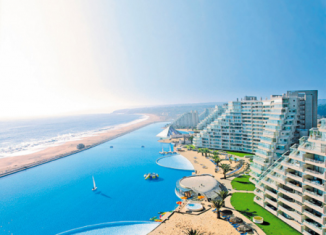 The US$ 3 million pool, which covers an eight hectare area equivalent to 6,000 backyard pools, was built using Chilean firm Crystal Lagoons’ technology as part of the San Alfonso del Mar condominium project