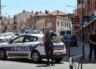 Police have detained a gunman who held four people hostage at CIC bank in the southern city of Toulouse