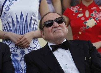 Sheldon Adelson, a billionaire casino boss, who was one of Newt Gingrich's top backers, has become Mitt Romney's largest donor
