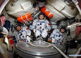 Shenzhou 9 spacecraft carrying three Chinese crew members has returned to Earth following a 13-day mission