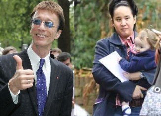 The-picture-of-Robin-Gibb-and-Claire-Yang-side-by-side-in-the-lobby-of-the-exclusive-five-star-Westin-Bellevue-Hotel-in-Dresden-in-September-2004-is-the-first-photograph-to-emerge-of-them-as-couple