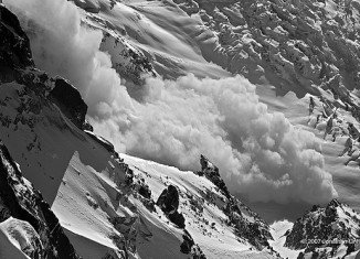At least six climbers have been killed and eight injured in an avalanche near the French Alpine ski resort of Chamonix