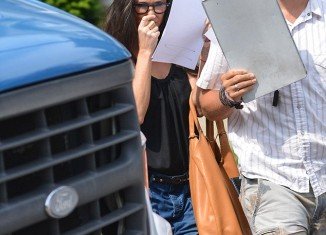 Demi Moore was spotted arriving on the set of Very Good Girls today but she wasn't so keen on being seen in public
