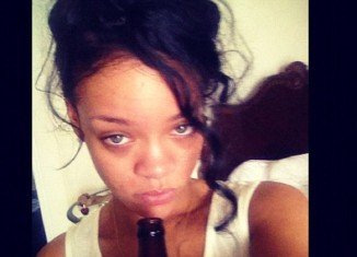 Rihanna tweeted a picture of herself, make-up free and holding what appears to be a beer in her hand