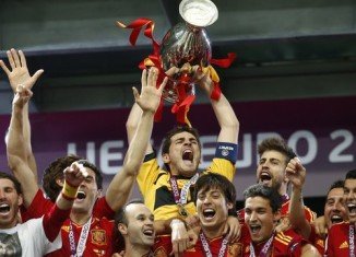 Spain wins Euro 2012 final after beating Italy with 4-0 and claiming a successive European crown to add to their 2010 World Cup triumph