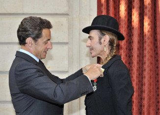 Fashion designer John Galliano, who was convicted last year of making anti-Semitic remarks, has been stripped of France's prestigious Legion d'Honneur