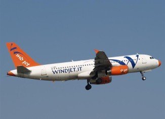 Italian cash-strapped budget airline Wind Jet has suspended all its flights, leaving hundreds of passengers stranded