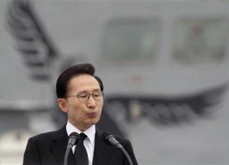 South Korean President Lee Myung-bak is visiting islands also claimed by Japan, in a move set to raise diplomatic tensions