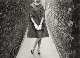 The shots were taken in a London alleyway by photographer Norman Parkinson and show Nena von Schlebrugge wearing items from Yves Saint Laurent’s first collection for Christian Dior
