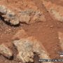 Curiosity rover captures images of old streambed on Mars