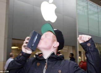 From London to New York and to Sydney, fans have camped outside Apple stores as the iPhone 5 went on sale around the world