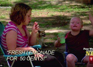 Honey Boo Boo makes lemonade to sell it and raise money for her bedazzled dresses and accessories