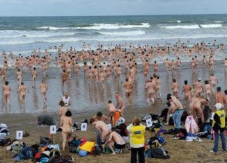 Hundreds of swimmers have braved the cold of the Northumberland coast in an attempt at a record-breaking skinny dip