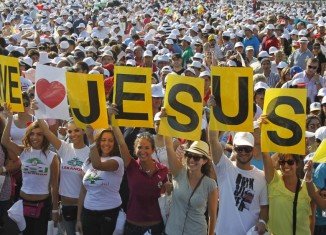 Hundreds of thousands of worshippers have attended a seafront Mass in Beirut on the concluding day of Pope Benedict XVI's visit to Lebanon