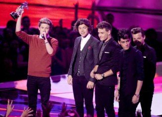 One Direction tops this year MTV Video Music Awards picking up three trophies for What Makes You Beautiful