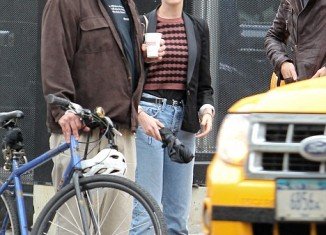 Anne Hathaway is known for her impeccable red carpet style, but she made rare misstep in an unflattering pair of “mom jeans” on the streets of New York