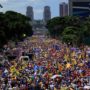 Venezuela election: huge Caracas rally for opposition candidate Henrique Capriles