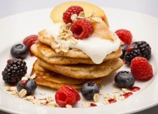 Oat pancakes with fruit and vanilla yogurt