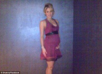 Shakira, who is around six-months pregnant, shared a picture of herself that shows off her baby bump for the very first time