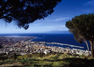 The entire council of the city of Reggio Calabria in southern Italy has been sacked to stop it from being taken over by the mafia